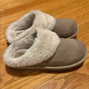 Koolaburra Tan Women’s Slippers with Cream Fur